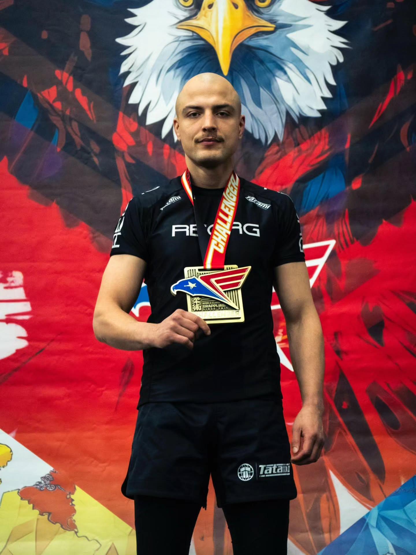 Chris Coppens met gouden medaille na een grappling competitie