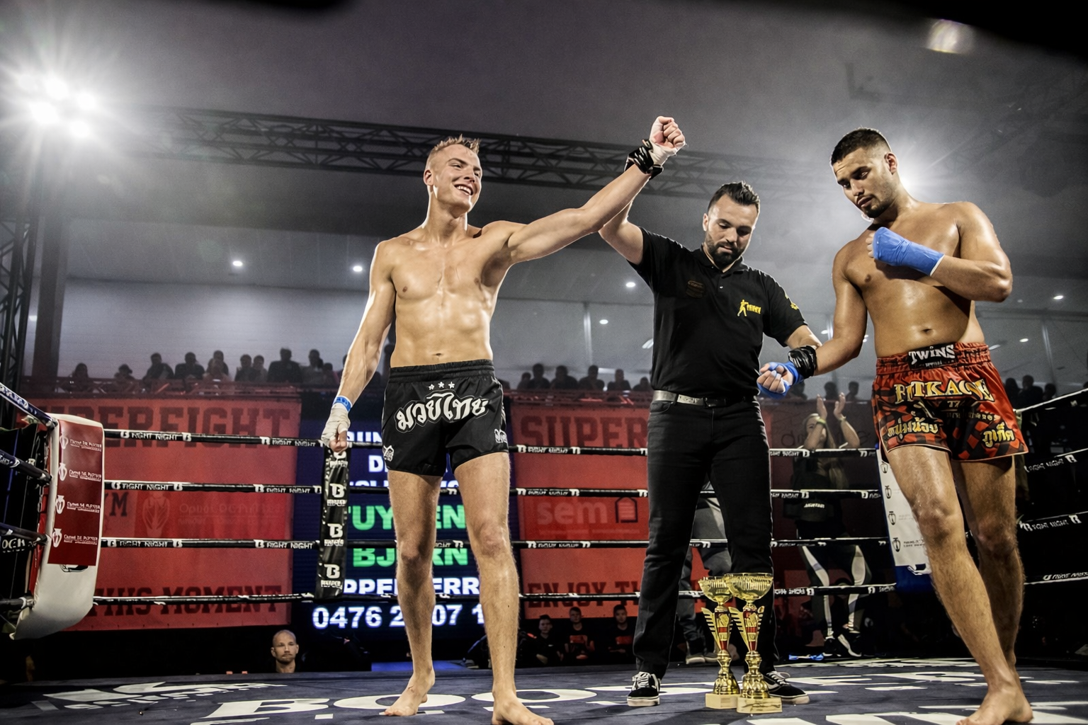 Chris Coppens wint een kickboxing wedstrijd